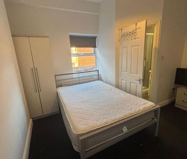 4 bedroom house of multiple occupation to rent - Photo 1