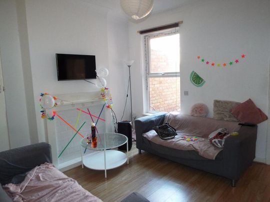 4 bedroom terraced house to rent - Photo 1