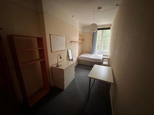 4 bedroom flat to rent - Photo 1