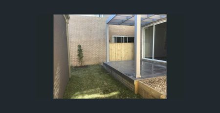 Modern and Spacious Plus Walking distance to Rouse Hill Town Centre !! - Photo 2