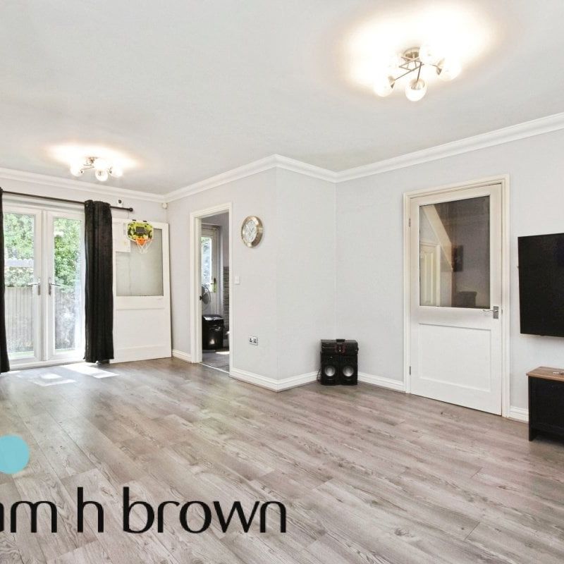 Leather Lane - Photo 1