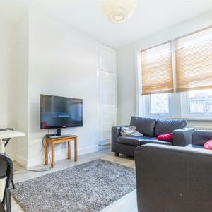 Terraced House to rent on - Photo 2