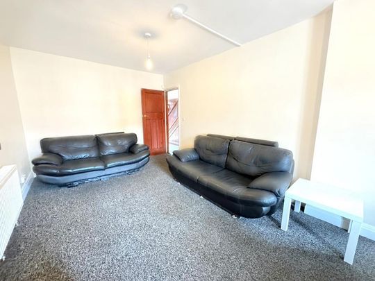4 bedroom terraced house to rent - Photo 1