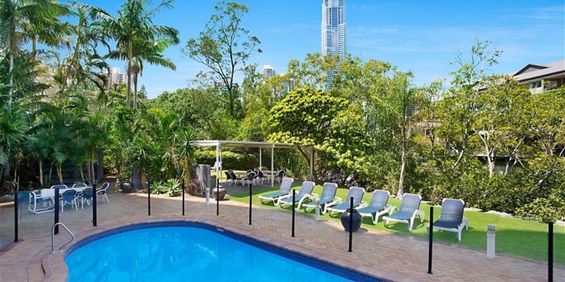 Surfers Paradise Large 1 Bedroom + study furnished unit - Photo 3