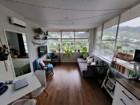 Warm, bright 2 bed city apartment with views - Photo 2