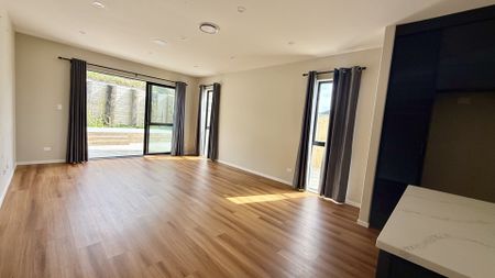 Large and luxurious in Flat bush - Photo 5