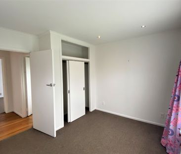 Spacious Tidy Home - Photo 6