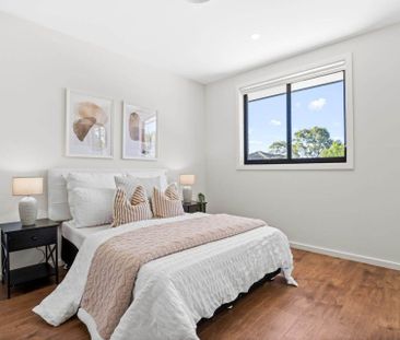 Near-New 5 Bedroom Duplex on Quite Street-Walk to Station and Shops - Photo 5