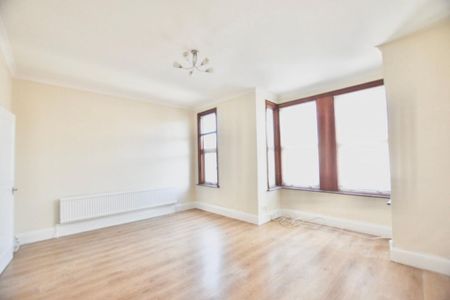 3 bedroom flat to rent - Photo 3