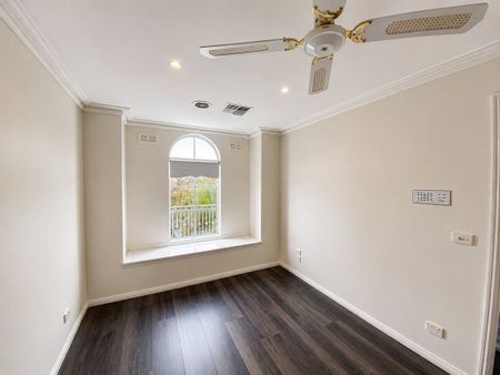5-bedroom home with pool in Kialla Lakes - Photo 5
