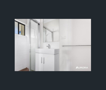 Stylish Top Floor Apartment with Spacious Balcony and Prime Lutwych... - Photo 3