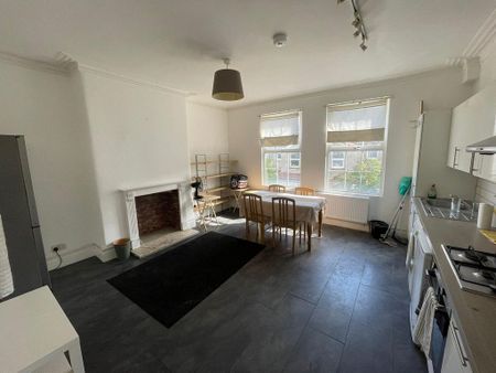 3 bedroom flat to rent - Photo 5
