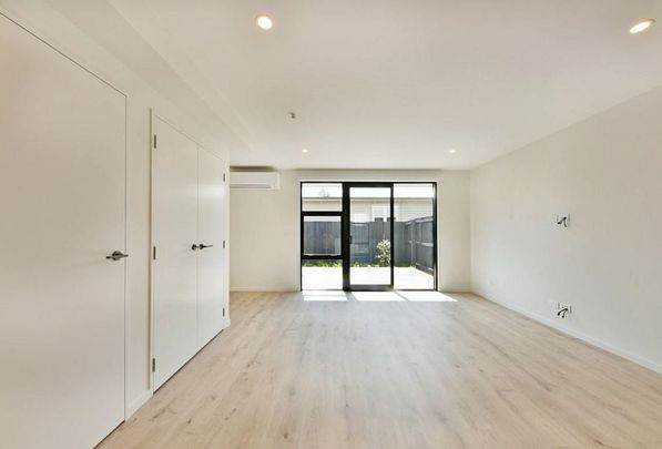 Modern 2 bedroom townhouse with 2 ensuites - Photo 1