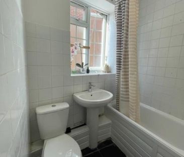 1 bedroom in a flat share to rent - Photo 6