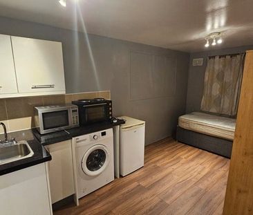 Studio Flat, Kent Close, CR4 - Photo 3