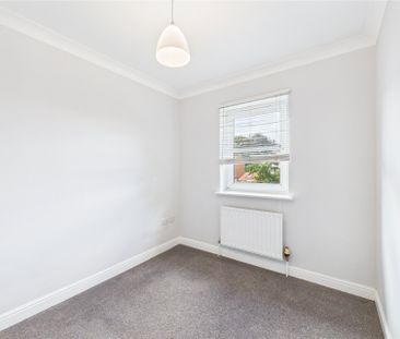 3 bedroom House in Hawthorn Court, Farnborough - Photo 2