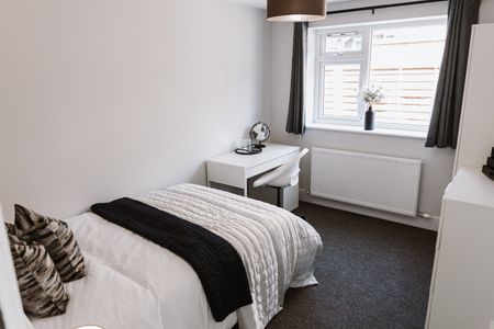 6 Bed Semi-Detached House, Whitby Avenue, M14 - Photo 3