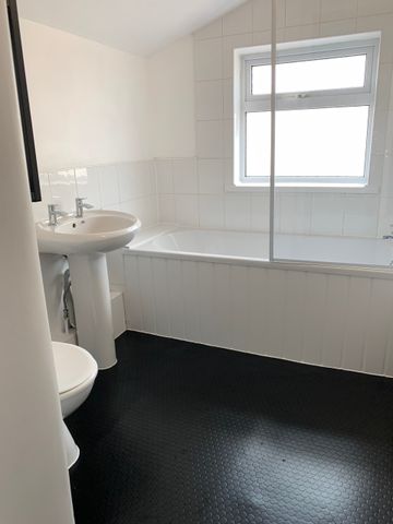 Newly Refurbished- 3 Bed House- Private Garden - Photo 4