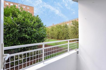 1 bedroom in a flat share to rent - Photo 4