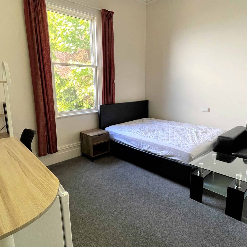 Fully Furnished Ensuite room on London Street - Photo 1