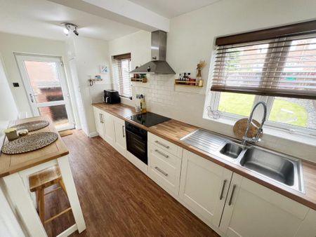 3 bedroom semi-detached house to rent - Photo 3