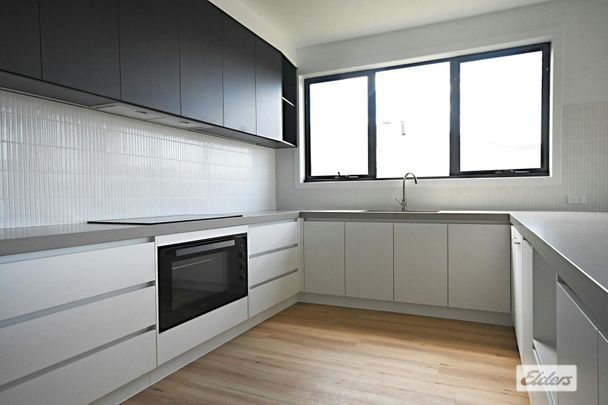 Stylishly built and presented 4 bedroom family home with study and three bathrooms - Photo 1