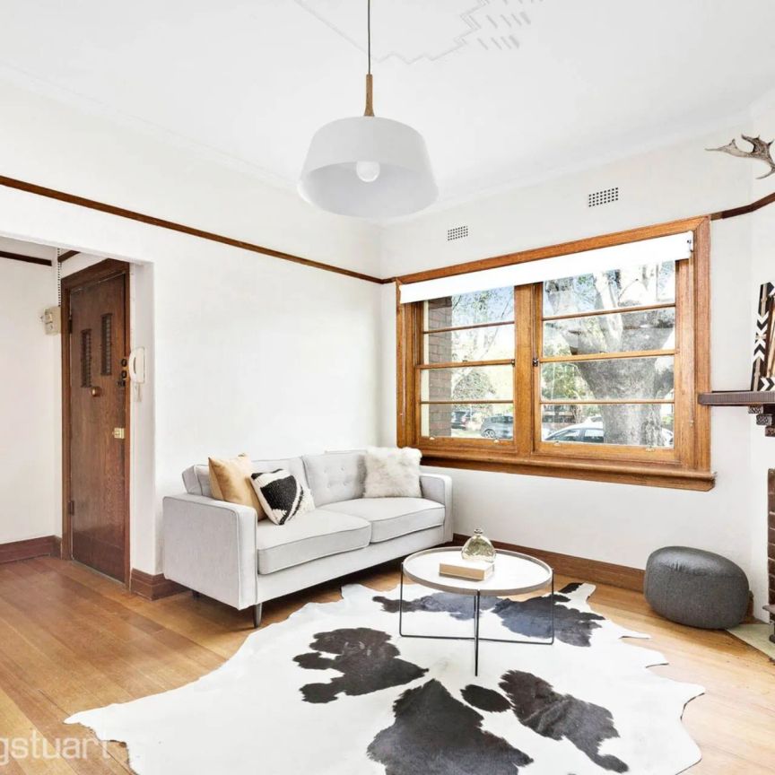 Ground Floor Deco Delight - See it, love it and live the location - Photo 1