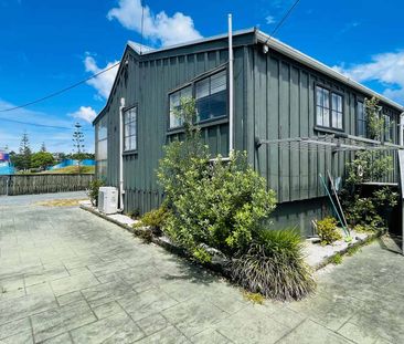 Cute Cottage Opposite the Beach - Photo 5