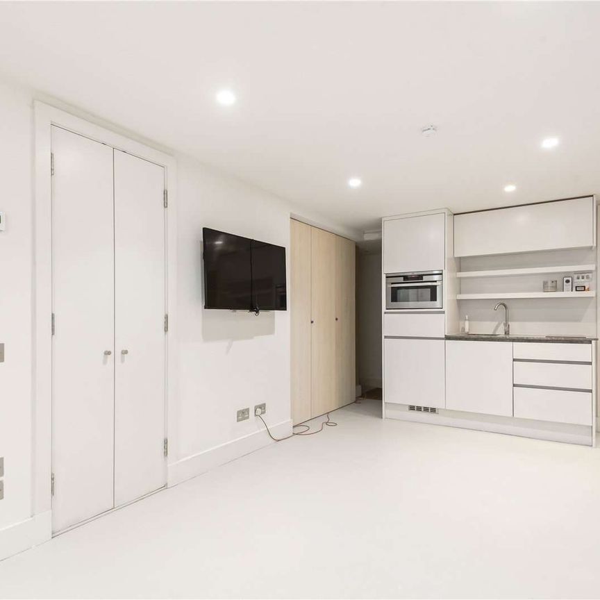 An impressive five-bedroom home with gated driveway and bills included. - Photo 1