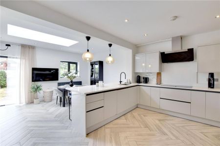 3 bedroom semi-detached house to rent - Photo 4