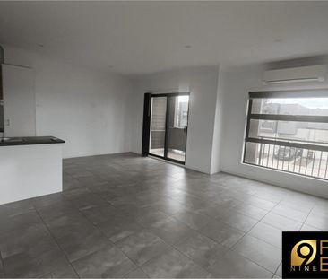 Convenience at Your Doorstep – Walk to Station & Shops! - Photo 5