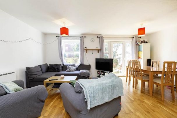 3 bedroom 1 bath close to Seven Sisters Road station with a garden - Photo 1