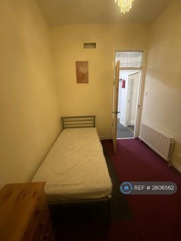 1 bedroom in a flat share to rent - Photo 2