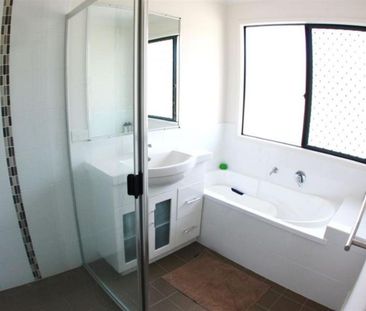 Big 2 story home, close to school, dont miss out! - Photo 4