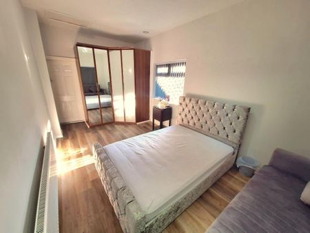 1 bedroom in a house share to rent - Photo 4