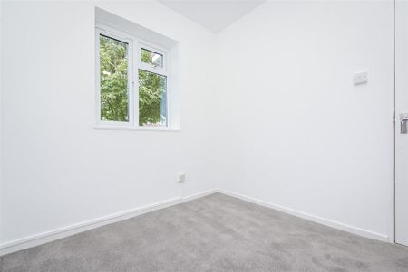 3 bedroom flat to rent - Photo 4