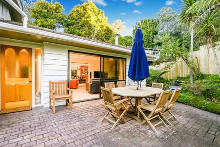 BLOCKHOUSE BAY - Great 4 Bedrooms Family Home with View and Privacy - Photo 2