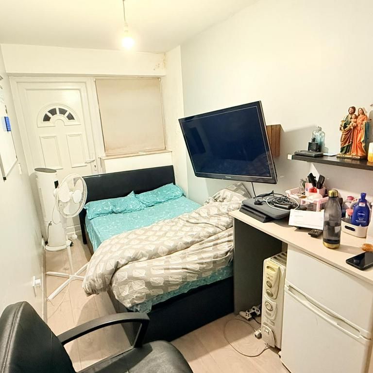 Studio to rent - Photo 1