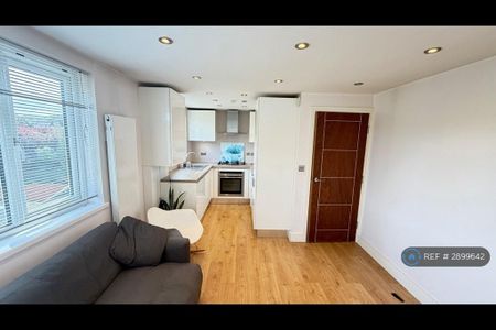 3 bedroom flat to rent - Photo 4