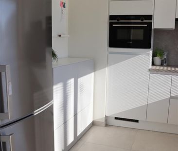 Ruim instapklaar gelijkvloers appartement met terras en caport. - Photo 4