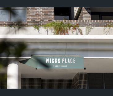 Oversized designer home with study in village setting - Photo 5