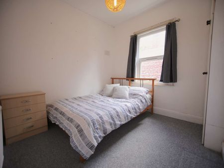 Perfect location on Burton Road! Room 1 - Photo 2