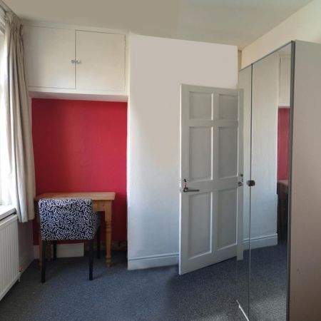 1 bedroom in a house share to rent - Photo 3