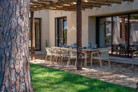Superbe villa rénovée avec grand jardin arboré – Proche de Saint-Tropez - Photo 4