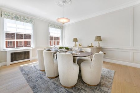 An exceptional newly refurbished three bedroom residence based in the heart of Mayfair - Photo 2