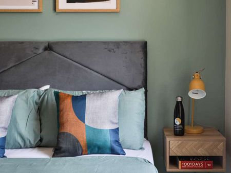 Stunning NEW coliving in the heart of Bicester Room 2 - Photo 3