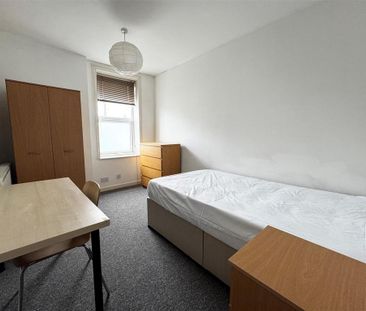 4 bedroom terraced house to rent - Photo 3