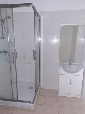 Location Appartement 2 pièces 73m² AUPS 83630 - Photo 2