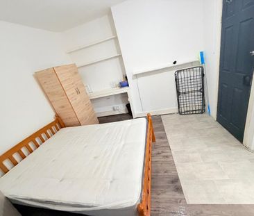 1 bedroom in a flat share to rent - Photo 5