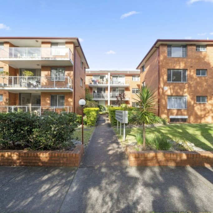 SPACIOUS GROUND FLOOR APARTMENT - Photo 1